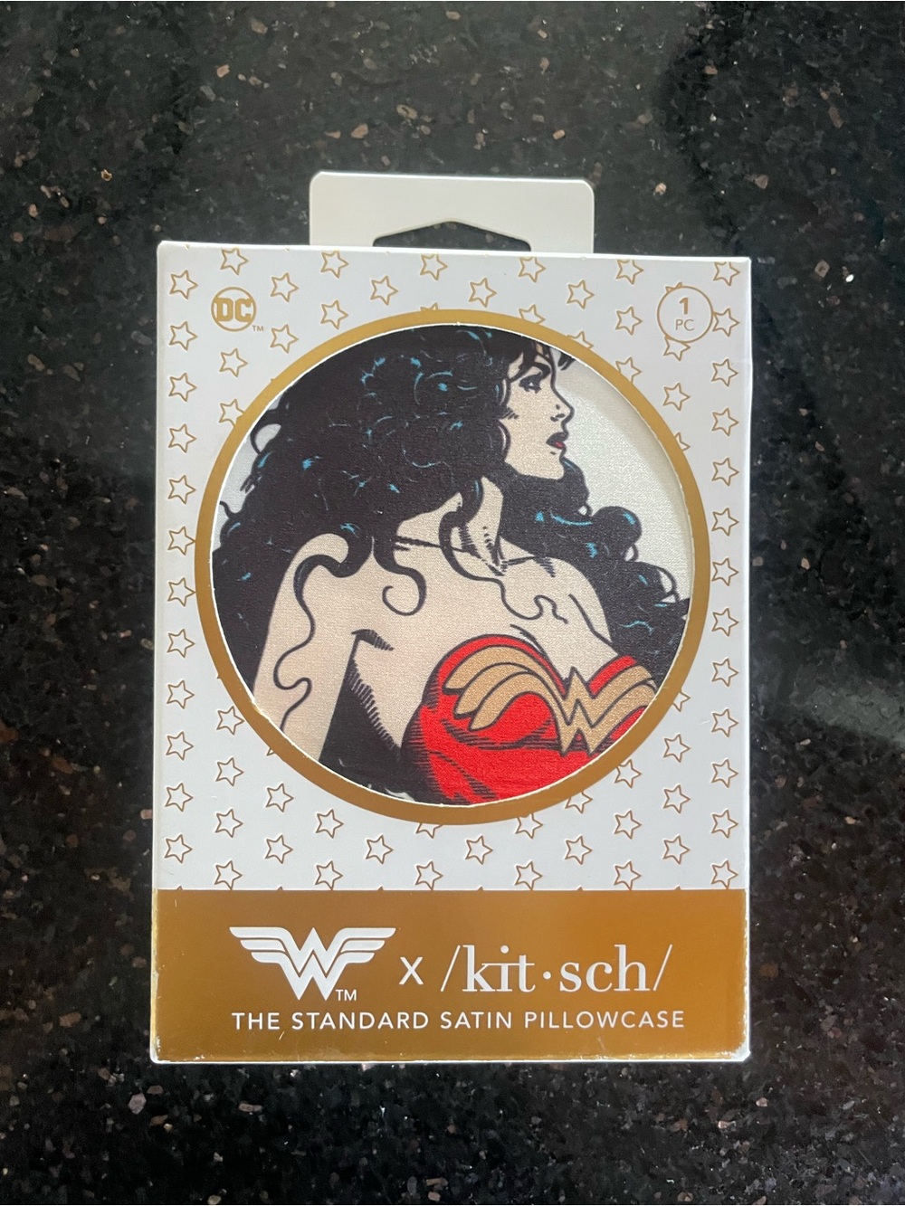 NIB Wonder Woman Satin Pillowcase Kit-sch